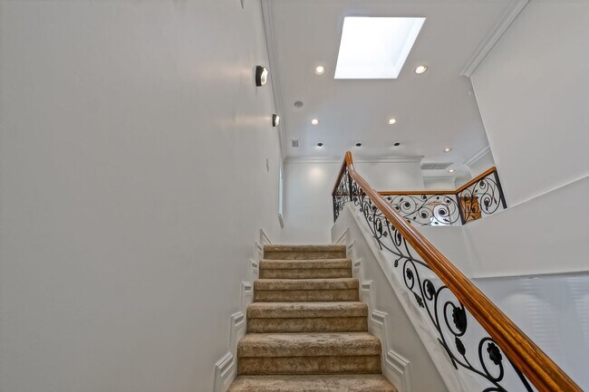 Building Photo - 15624 Sombra Ave