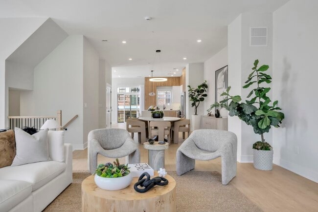 Building Photo - 14 Davis Dr