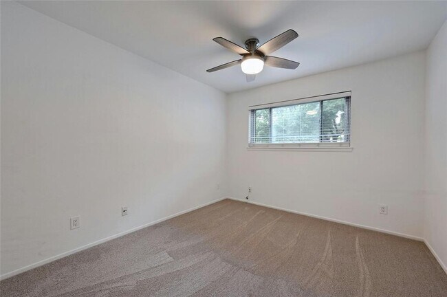 Building Photo - 6637 Valleyside Rd