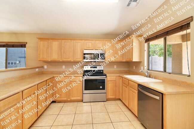 Building Photo - 865 E Impreria St