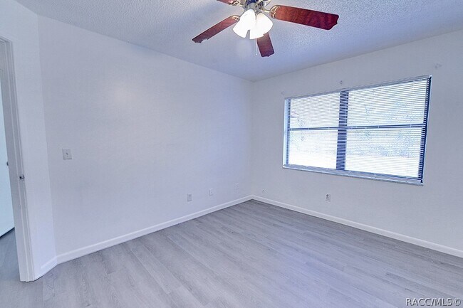 Building Photo - 512 long ave