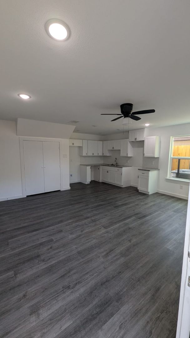 Building Photo - ? Modern 3-Bedroom Duplex with Open Layout ?
