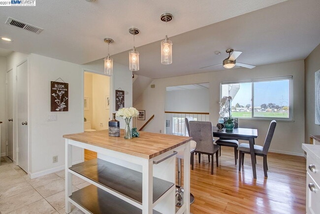 Building Photo - Bright 3 Bedroom Townhome in Newark