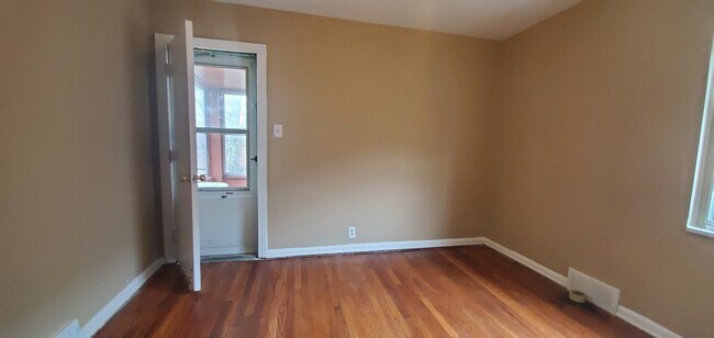 Building Photo - Roselawn