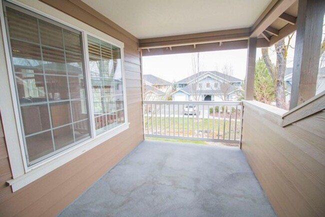 Building Photo - Cute, clean 2 bedroom upstairs apartment w...