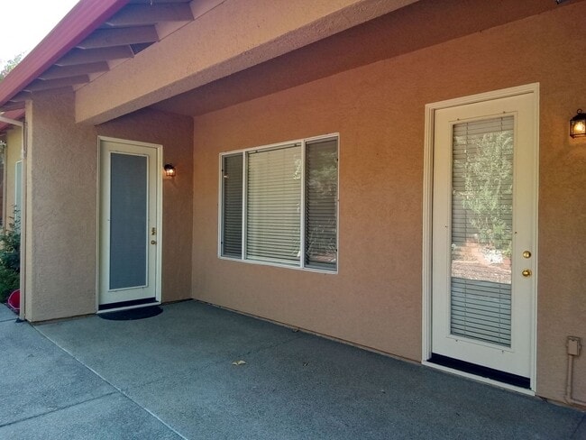 Building Photo - Gated: Single Story Heritage Oaks 3 Bedroom Plus Office/Den 3 Car Garage with lots of built in fo...