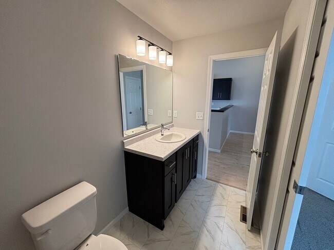 Building Photo - Stylish New Bi-Level Twinhome | 4 Beds | M...