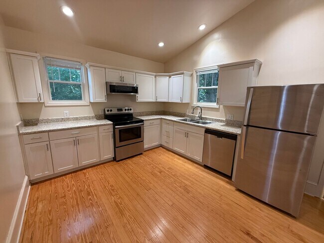 Building Photo - Beautiful 3 Bedroom Apartment