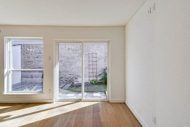 Building Photo - Museum District: Chic 2-Story newly updated home!