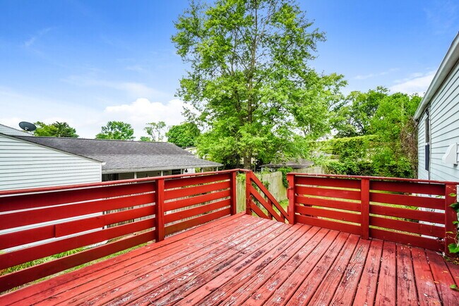 Building Photo - 2557 Brunswick Dr