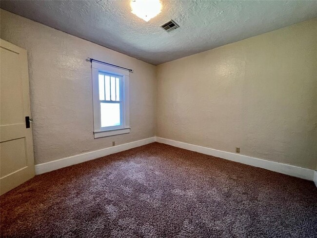 Building Photo - 419 E 6th St