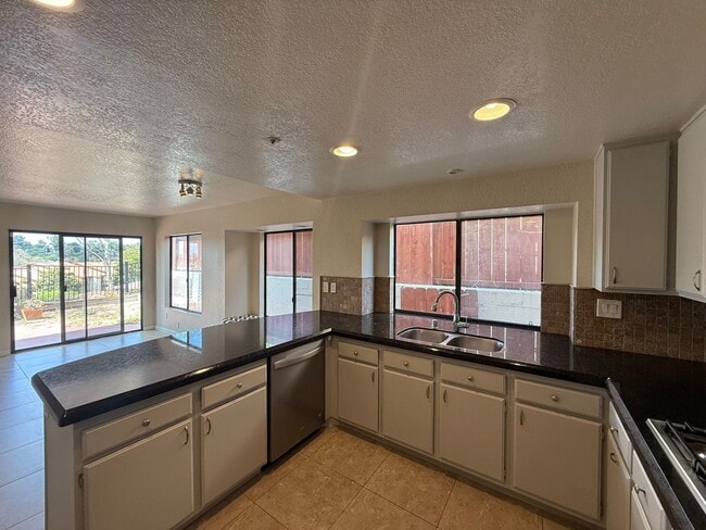 Building Photo - Beautiful 4B/2.5BA House in Vista w/ Attac...