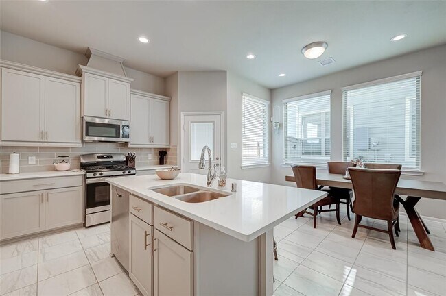 Building Photo - 2523 Terrace Point Dr