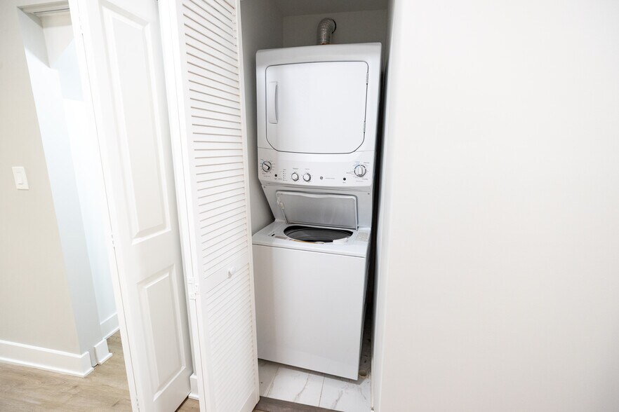 Building Photo - 2175 N Maplewood Ave