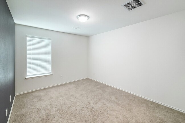 Building Photo - 228 Teakwood Dr