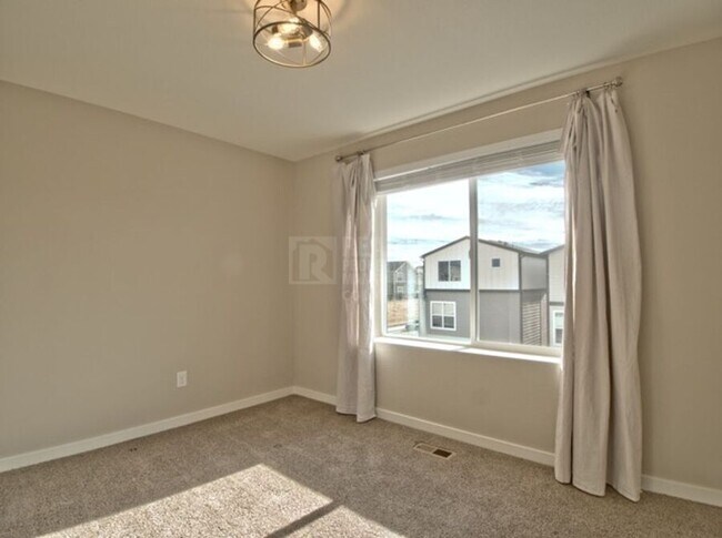 Building Photo - 1374 Sunshine Vly Wy