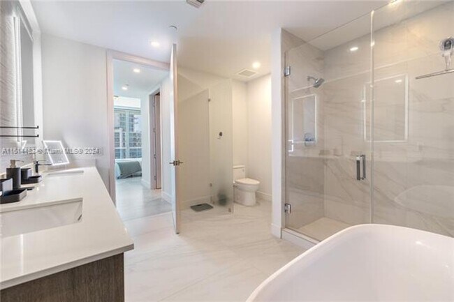 Building Photo - 17550 Collins Ave