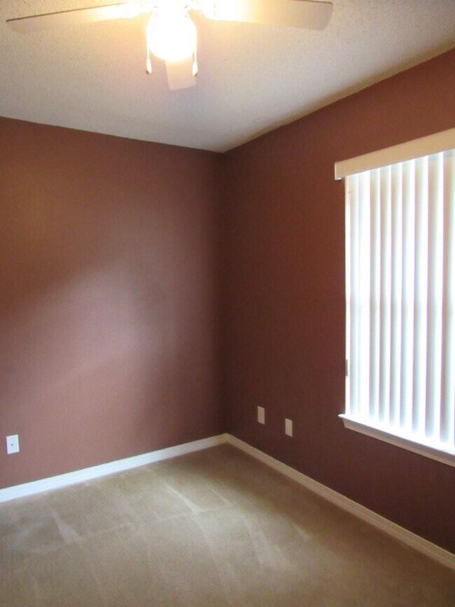 Building Photo - Centrally located with easy access to base...