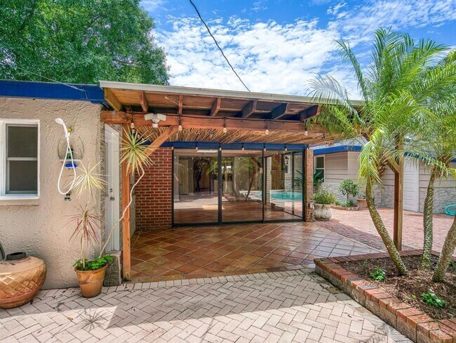 Building Photo - 1127 S Osprey Ave