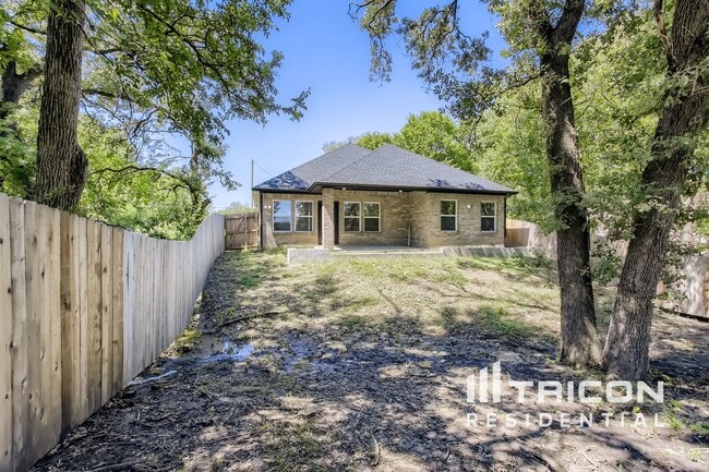 Building Photo - 328 Lakey Rd