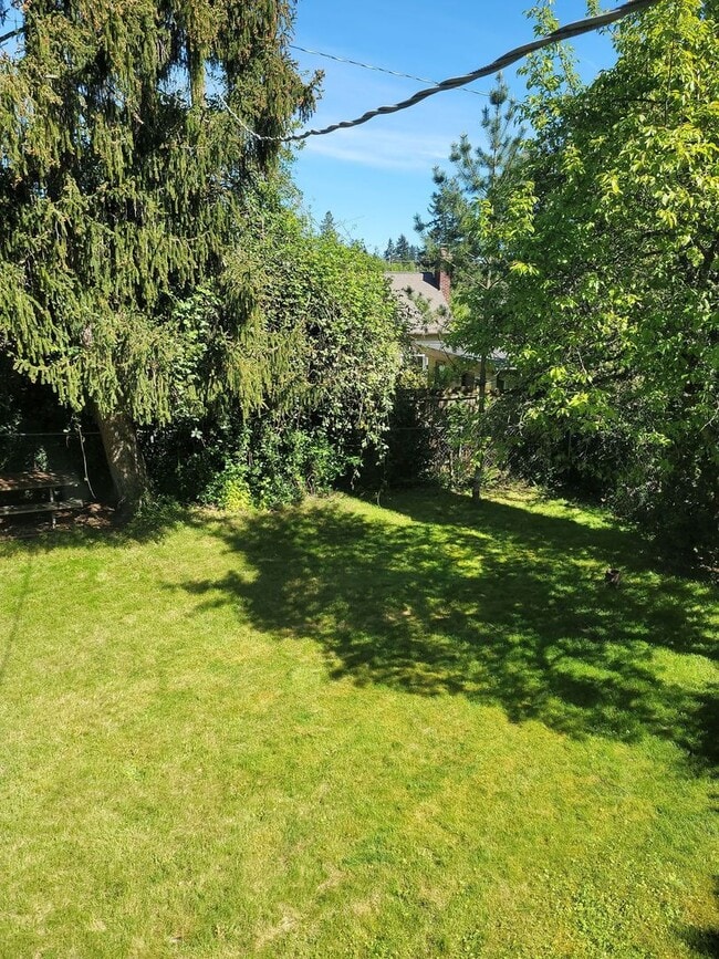Building Photo - Spacious Wedgewood 3 bed/2 bath with fence...
