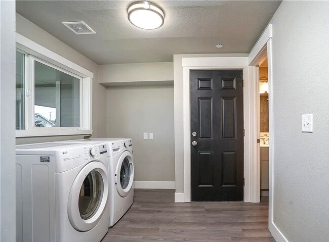 Building Photo - 4bedroom/2ba Downtown Puyallup Duplex