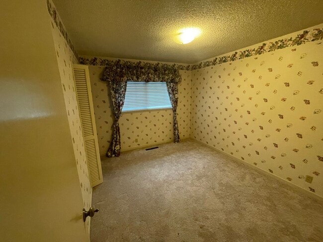 Building Photo - $3195 / 3 BR 2 BTH- Best deal for a 3-bedr...