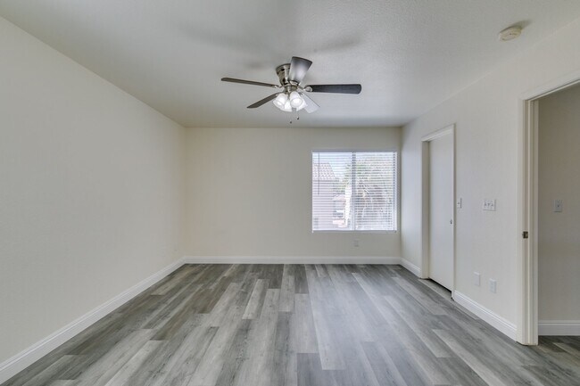 Building Photo - Stunning 4 bedroom, 2.5 bathroom