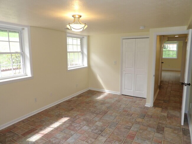 Building Photo - 102 Cedar Dr