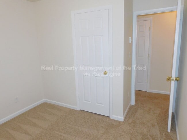 Building Photo - 2300 Willow Rd