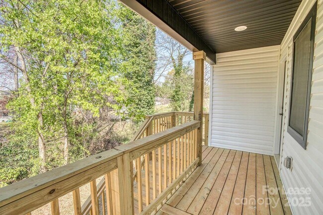 Building Photo - 111 Iris Ln