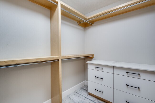 Building Photo - 3331 Hemingway Dr