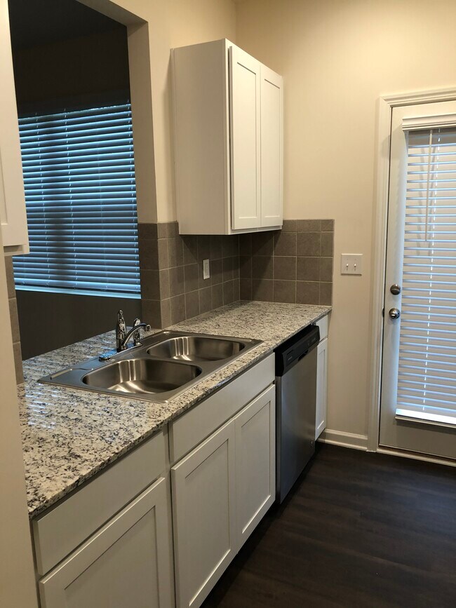 Building Photo - 5825 Union Walk Dr