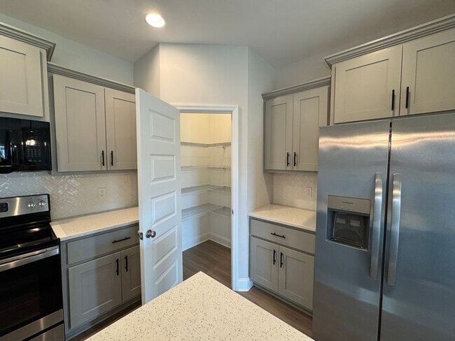 Building Photo - Look and lease in Athens .,M8 N766 M,