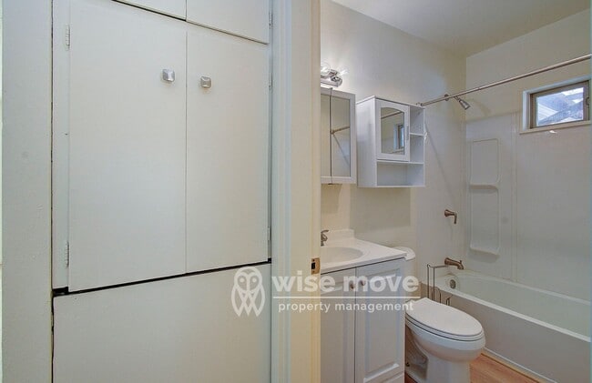 Building Photo - 2 Bedroom Home with Garage- Corner Lot!
