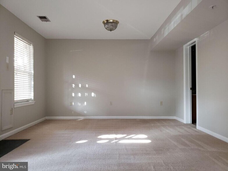 Building Photo - 2203 Montauk Dr