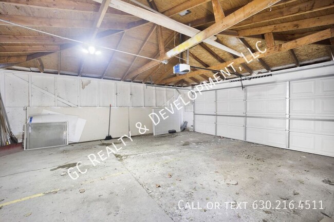 Building Photo - 460 W 28th Pl