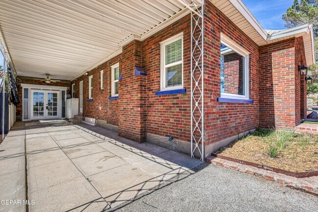 Building Photo - 715 E Robinson Ave