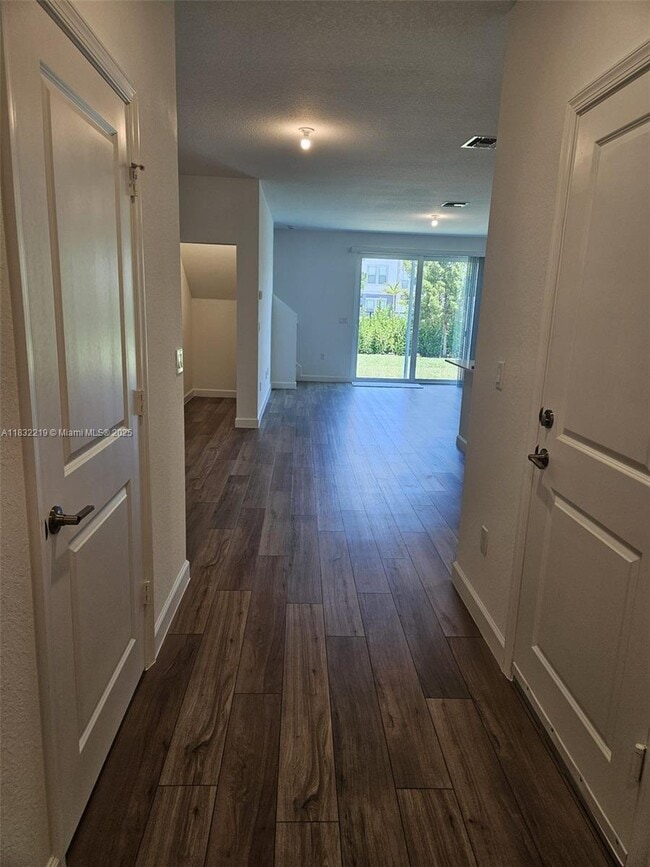Building Photo - 319 SE Crossoak Ln