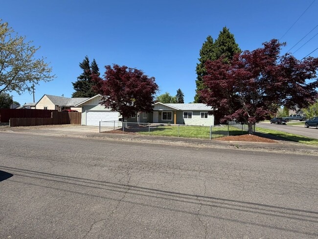 Building Photo - Beautiful 2 Bedroom on a Large Corner Lot!
