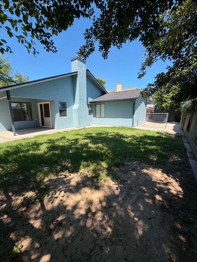 Building Photo - Beautifully Updated 3 Bedroom Home