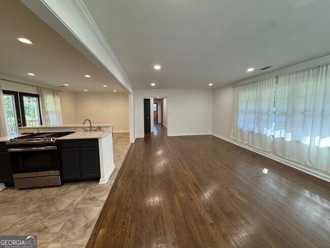 Building Photo - 995 Fleetwood Cir SW