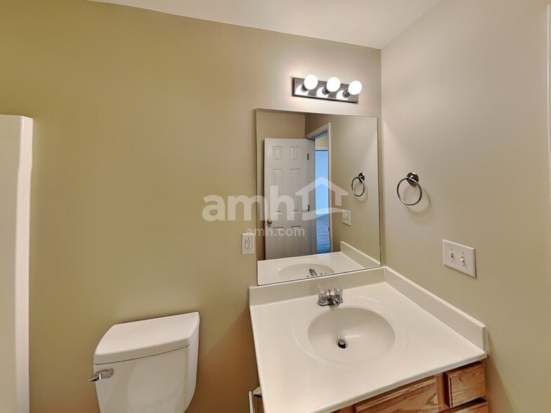 Building Photo - 1041 Vanguard Dr