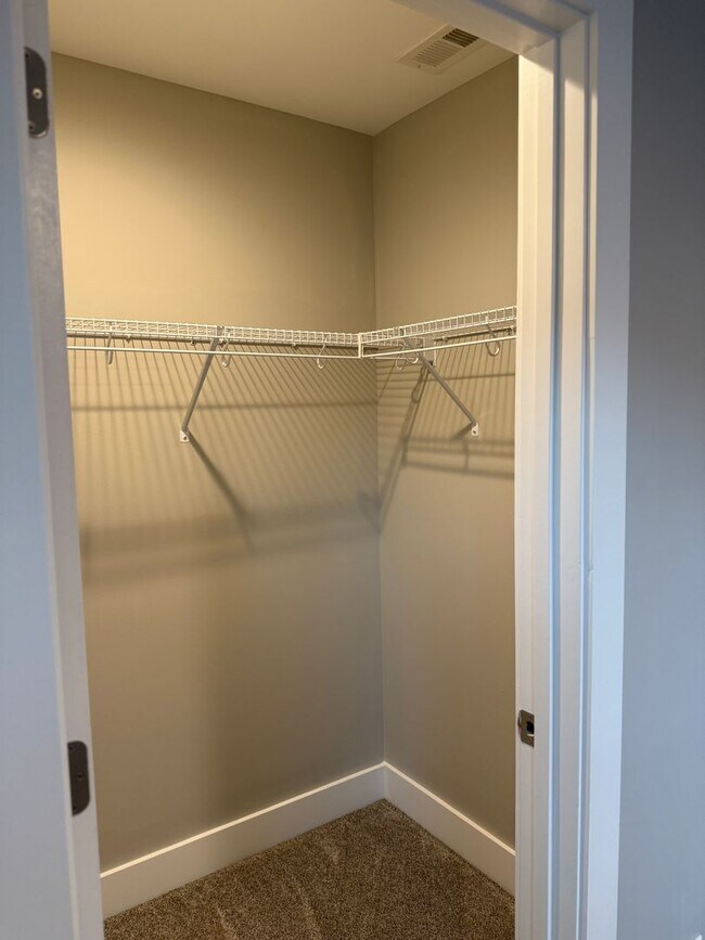 Building Photo - Spacious & Convenient!