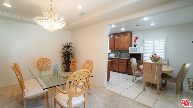 Building Photo - 3-Bedroom with 2 Baths and Spacious 2002 Sq Ft in Los Angeles!