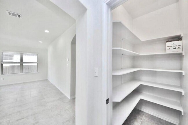 Building Photo - 1212 Matt Ln