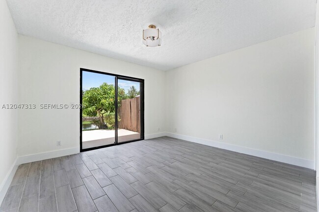 Building Photo - 2025 SW 82nd Ave