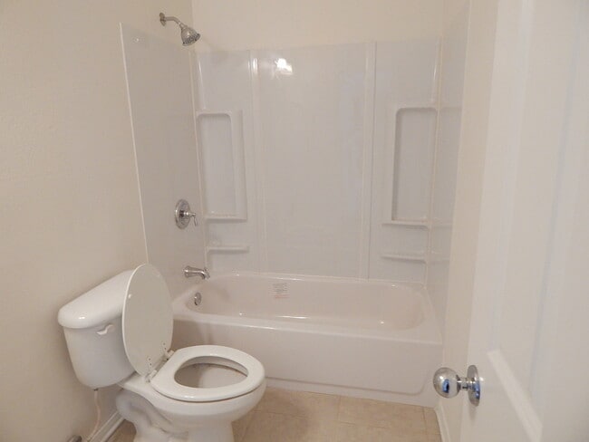 Building Photo - GORGEOUS 4 Bedroom** & 3 full bathrooms on a Cul-De-Sace Home!!