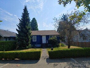 Building Photo - Charming 2-Bedroom Home in West Seattle-Off Street Parking- Large Outdoor Space