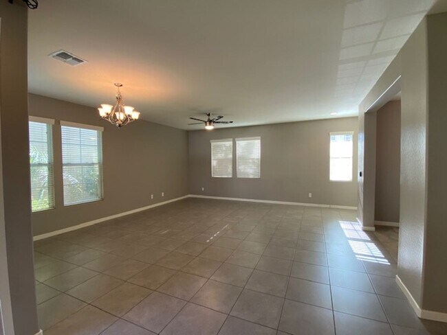 Building Photo - 2705 S Valle Verde